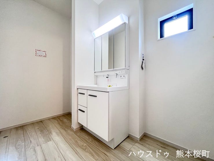 ■清々しいリフレッシュ空間■自分を磨き、気持ちを切り替える。心地よい光が差し込むプライベートスペース。