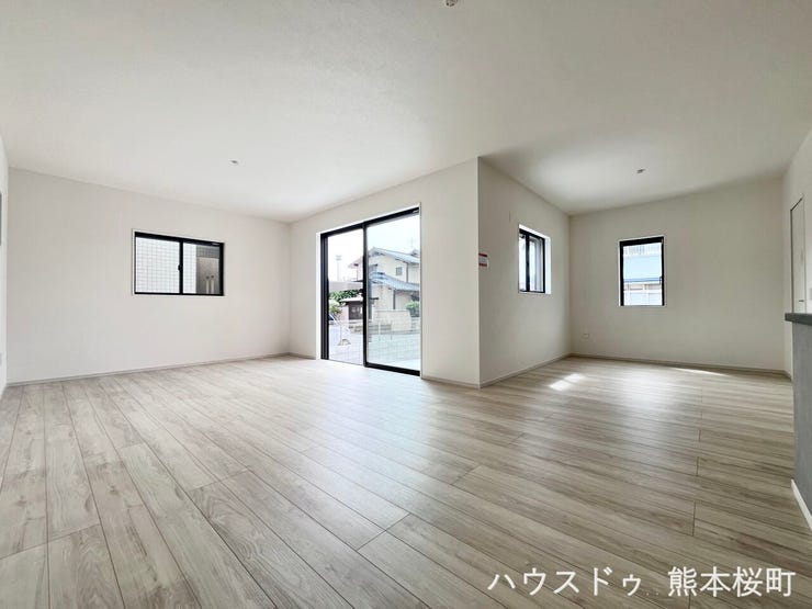 ■安らぎと笑顔の中心地■陽光が優しく降り注ぎ、会話が自然と弾む。ここでは、毎日が特別な時間へと変わります。