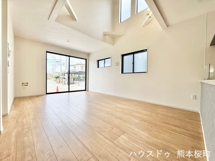 ■安らぎと笑顔の中心地■陽光が優しく降り注ぎ、会話が自然と弾む。ここでは、毎日が特別な時間へと変わります。