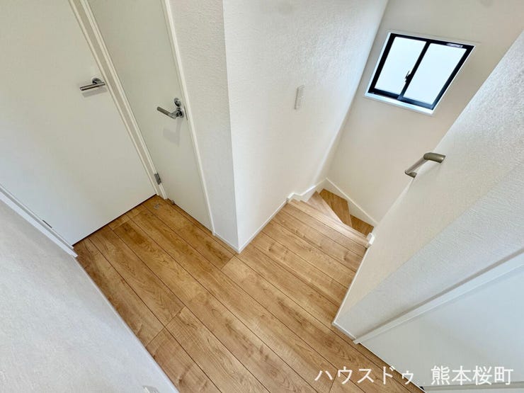 ■暮らしを繋ぐ、明るい動線■採光窓から光が差し込み、足元を優しく照らす。安全で快適な、家族の生活を支える縦の繋がりです。