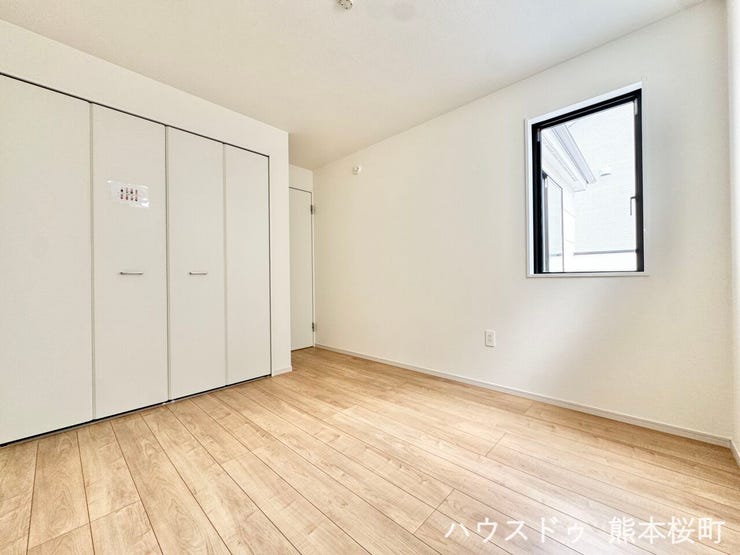 ■2階5.2帖洋室②■寝室、書斎、趣味の部屋。家族の成長やライフスタイルに合わせ、様々な使い方ができる快適な空間です。