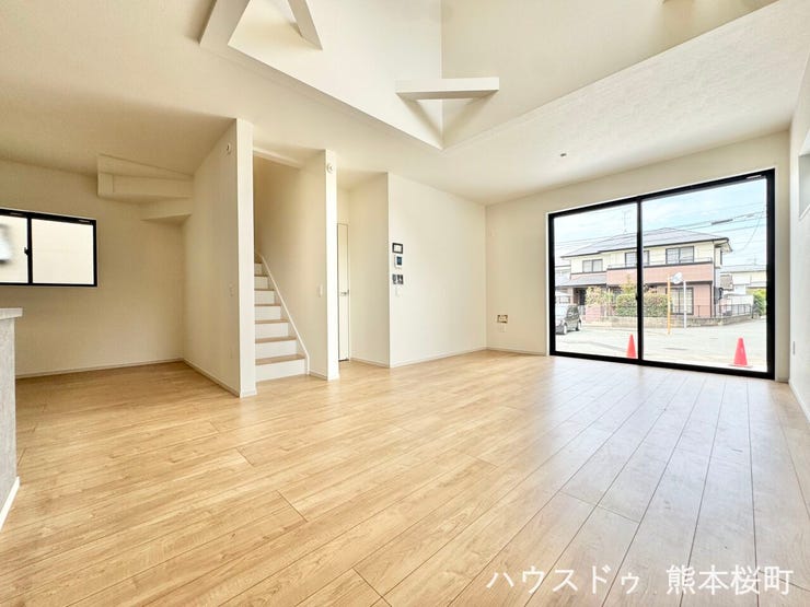 ■安らぎと笑顔の中心地■陽光が優しく降り注ぎ、会話が自然と弾む。ここでは、毎日が特別な時間へと変わります。