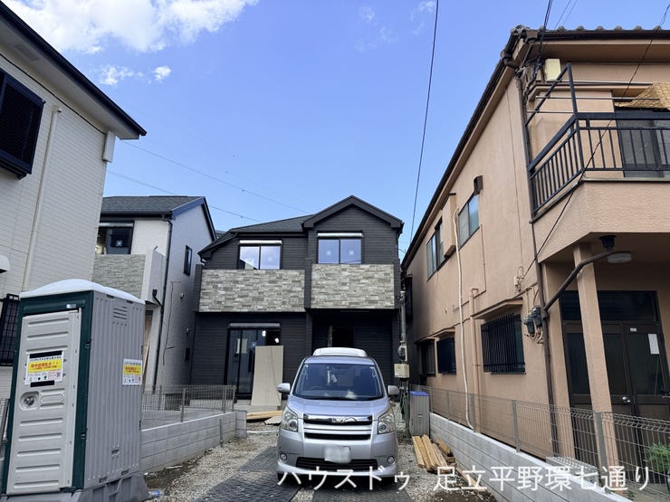 【外観】
重厚感のある外壁デザインが目を引く、落ち着きと上質さを感じられる住まいです。