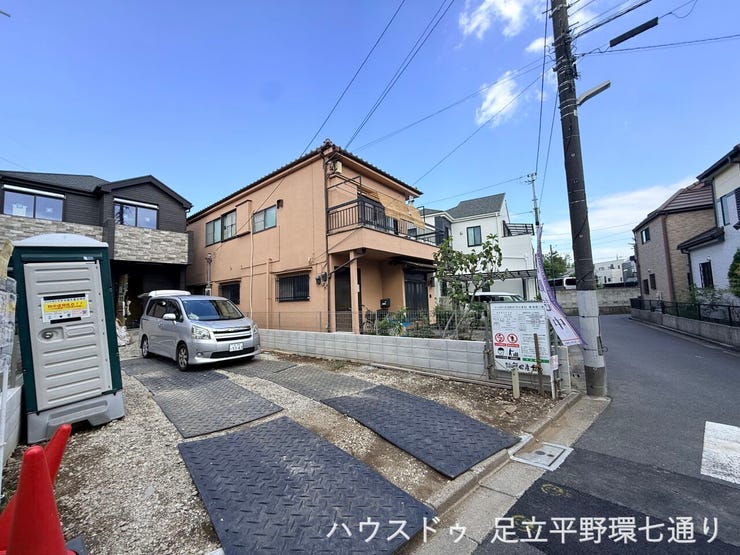 建物前面には駐車スペースを確保。お車の出し入れや荷物の積み下ろしにも便利です。