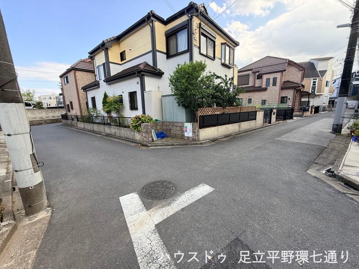 前面道路は見通しがよく、開放感のある街並み。徒歩や自転車での移動もしやすい環境です。