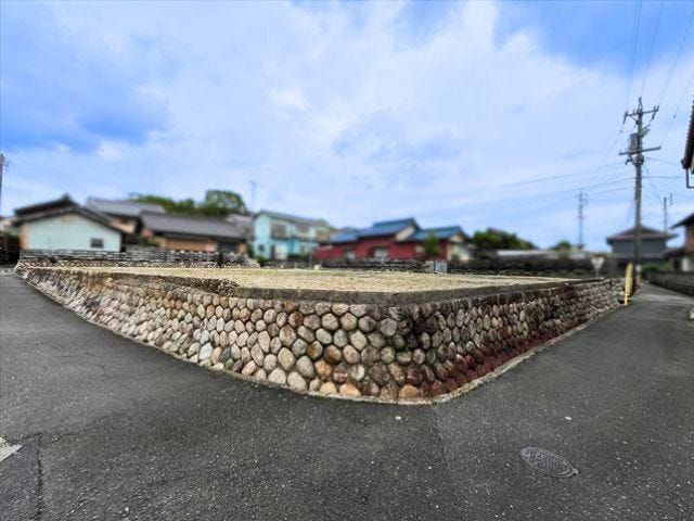 角地です♪西側幅員約1.8m、南側幅員約1.7mの前面道路です。セットバックが必要な道路となります。大型車が入ってこれないので、騒音などの心配はありません。
(2026年6月28日 南西角より撮影)