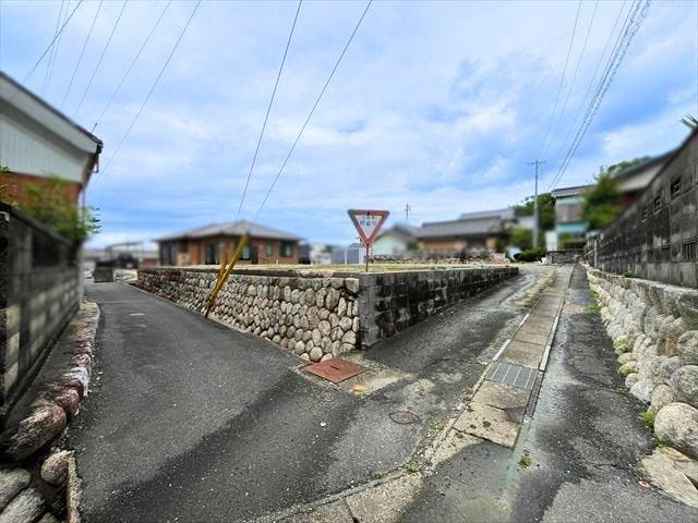 南道角から撮影。東側は通路となります。南側幅員約1.7mの前面道路です。セットバックが必要となりますが、道路の幅が広がり見通しも良くなるので、安全性も高くなります。
(2026年6月28日 撮影)