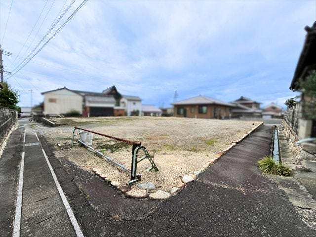 北東角から撮影。北側、東側ともに通路となります。四方を道で囲まれた土地は隣家と距離が取れるので採光・通風◎
(2026年6月28日 撮影)