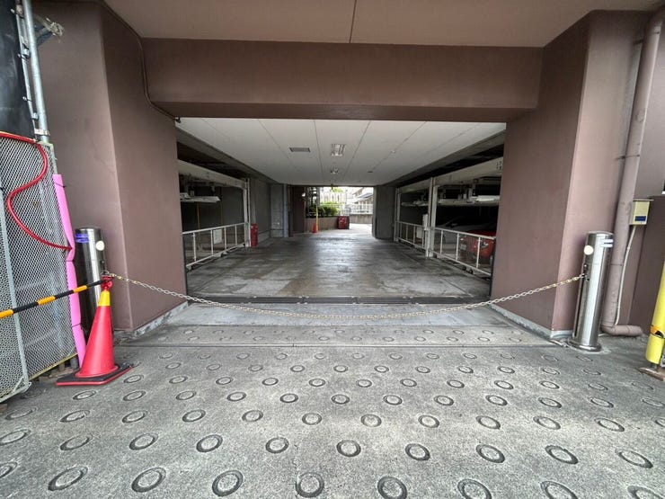 敷地内屋根付き駐車場完備で、雨の日のお子さま連れの乗り降りも安心です。