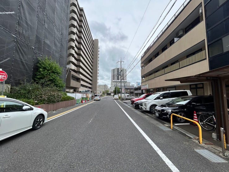 前面道路は広く、車の出し入れもスムーズです。