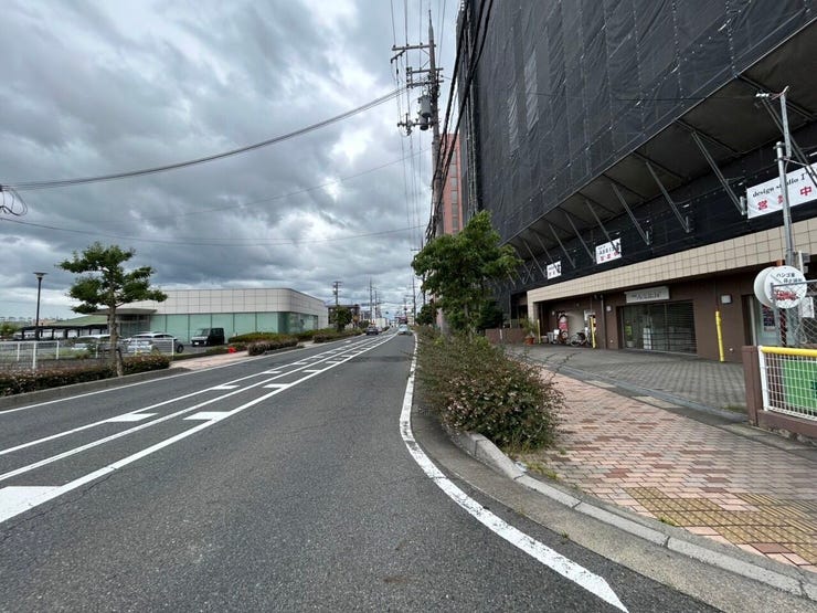歩道が整備された前道ですので小さなお子さま連れでも安心して歩けます。