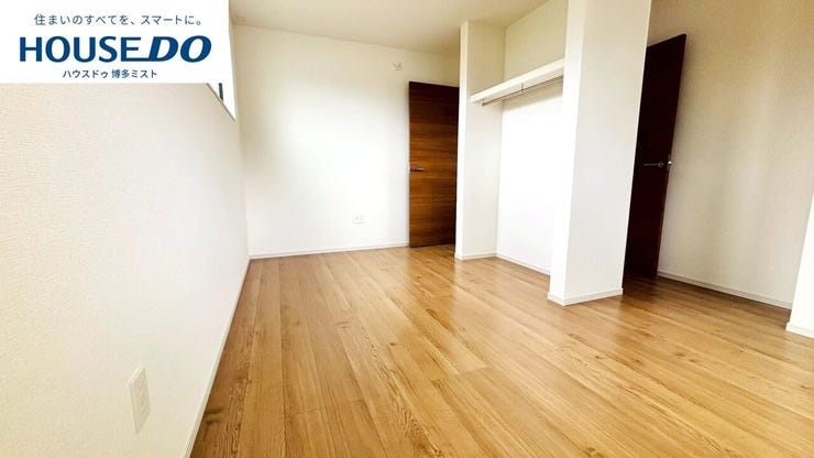 洋室9.3帖は将来的に間仕切りして2部屋にすることもできる設計。家族の変化に合わせて、間取りをフレキシブルに使えます。