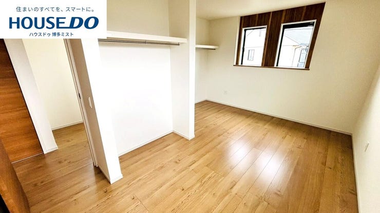 洋室9.3帖は将来的に間仕切りして2部屋にすることもできる設計。家族の変化に合わせて、間取りをフレキシブルに使えます。