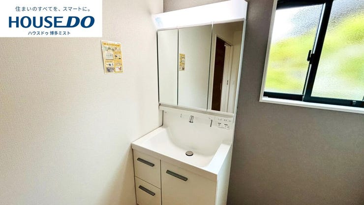 3面鏡の洗面台は、見た目のすっきり感と機能性を両立しています。鏡裏の収納でカウンターまわりをクリーンに保てます。