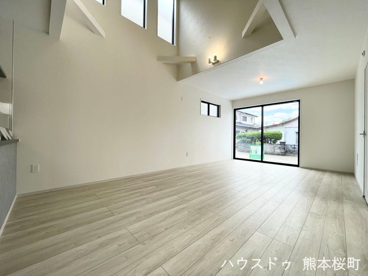 ■安らぎと笑顔の中心地■陽光が優しく降り注ぎ、会話が自然と弾む。ここでは、毎日が特別な時間へと変わります。