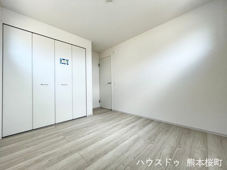 ■2階5.2帖洋室■寝室、書斎、趣味の部屋。家族の成長やライフスタイルに合わせ、様々な使い方ができる快適な空間です。