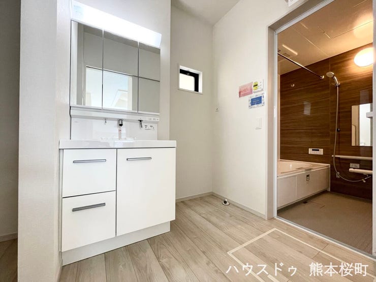 ■清々しいリフレッシュ空間■自分を磨き、気持ちを切り替える。心地よい光が差し込むプライベートスペース。