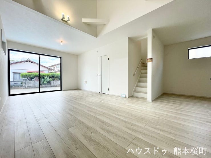 ■安らぎと笑顔の中心地■陽光が優しく降り注ぎ、会話が自然と弾む。ここでは、毎日が特別な時間へと変わります。