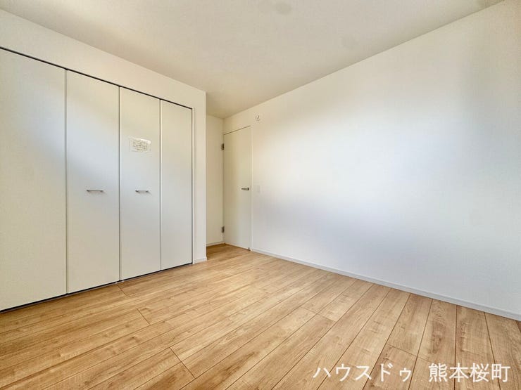 ■2階5.2帖洋室■寝室、書斎、趣味の部屋。家族の成長やライフスタイルに合わせ、様々な使い方ができる快適な空間です。