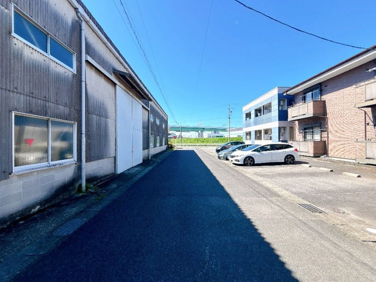 【前面道路】
大型車の通行が少なく、静かで落ち着いた環境が魅力です♪
小さなお子さんがいるご家庭でも安心して暮らせます!
車がスピードを出しにくく、交通事故のリスクも低減される安全な住環境です!