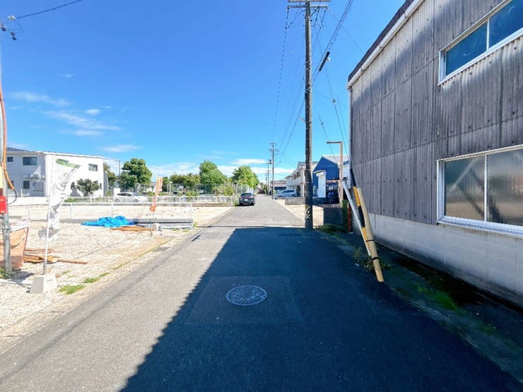 【前面道路】
大型車の通行が少なく、静かで落ち着いた環境が魅力です♪
小さなお子さんがいるご家庭でも安心して暮らせます!
車がスピードを出しにくく、交通事故のリスクも低減される安全な住環境です!