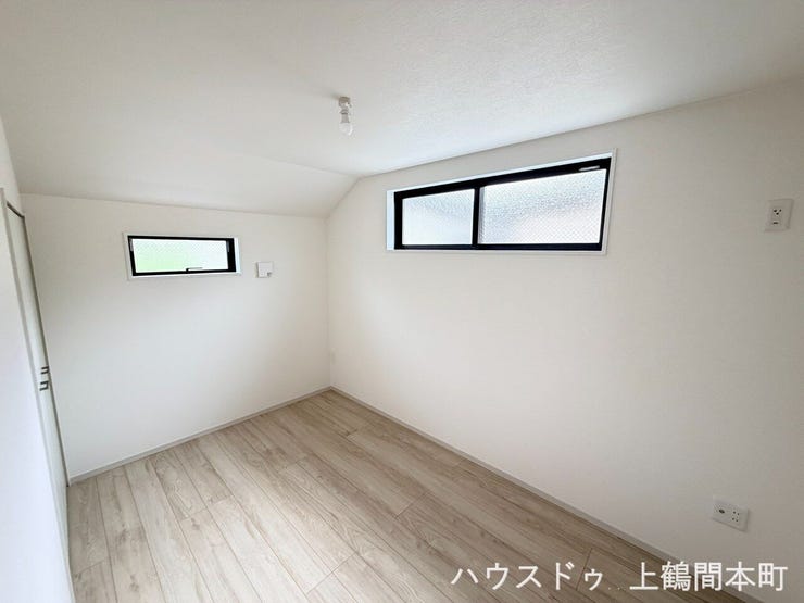 朝の光が、静かに今日を連れてくる洋室。