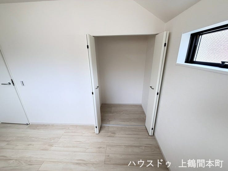 衣類はもちろん、バッグや小物もすっきり片付く収納空間。