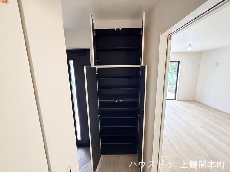 ご家族分の靴をすっきり収納できる、使い勝手の良い下駄箱