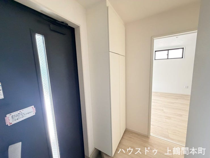 シンプルで飽きのこないデザインの廊下空間