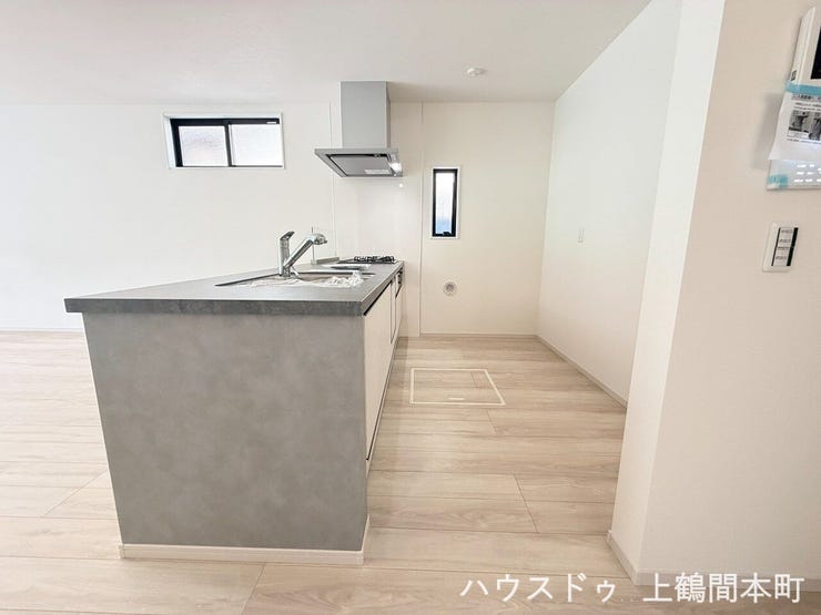 動線がスムーズで、複数人でも使いやすいキッチンレイアウト