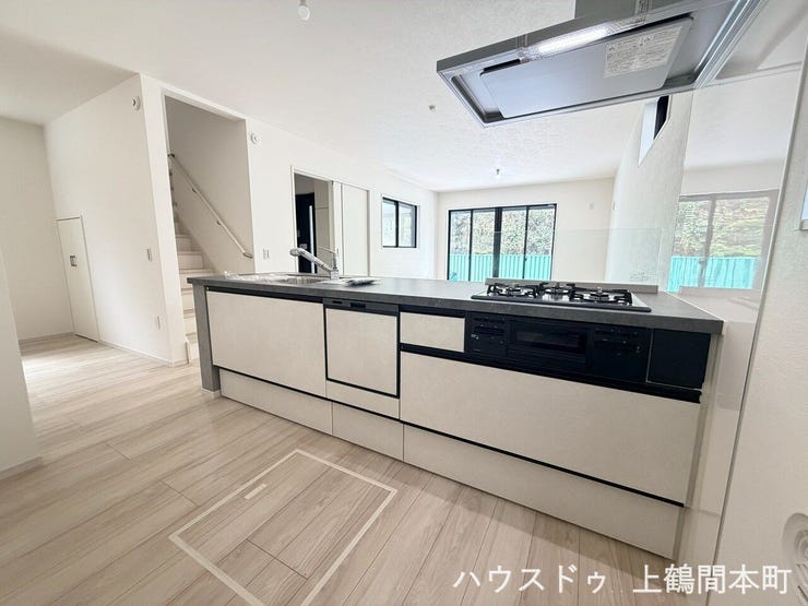 シンプルで飽きのこないデザインのキッチンスペース