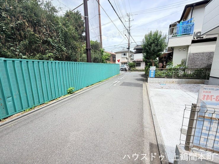 ゆとりある前面道路が、毎日の車庫入れをスムーズにしてくれます。