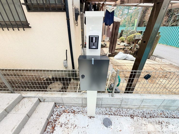 住まいの印象を引き締める、デザイン性のある門柱ポスト