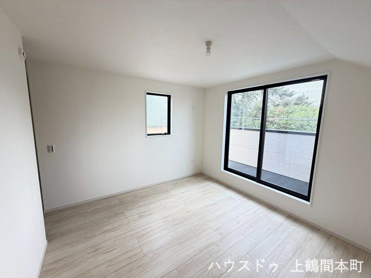 朝の光が、静かに今日を連れてくる洋室。