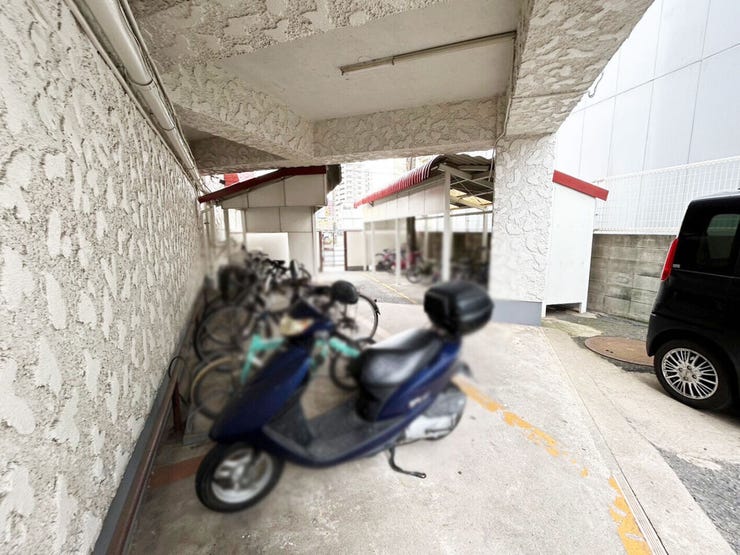 屋根があるバイク置場は雨風を防ぐことができます♪