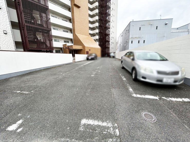 マンション通路の横に駐車場があります♪