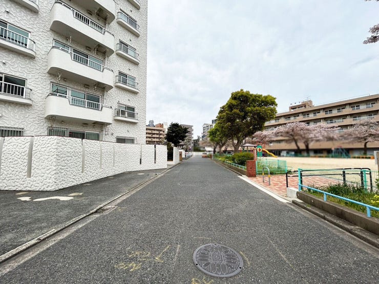 マンション横には公園がありますが、見通し良好な道路です♪