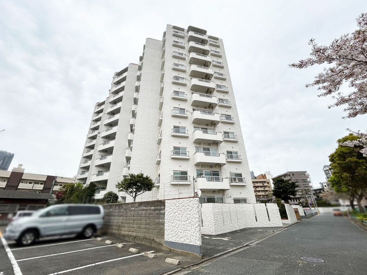 マンション外観は清潔感のあるホワイト色にまとめられています♪