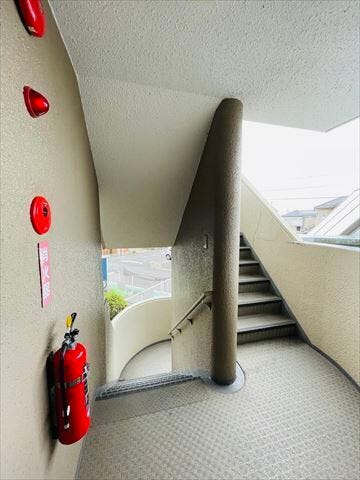 あれば便利な階段は屋根付き。エレベーターが故障中でも安心ですね。