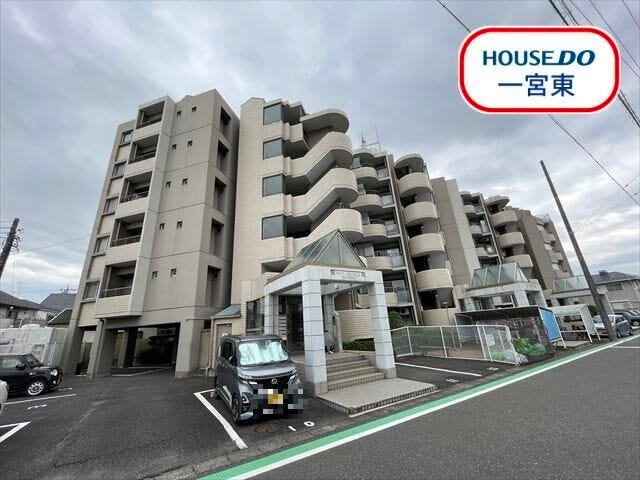 【外観】
妙興寺駅まで徒歩5分、小学校まで徒歩13分の立地。1989年築6階建ての中古マンションです。