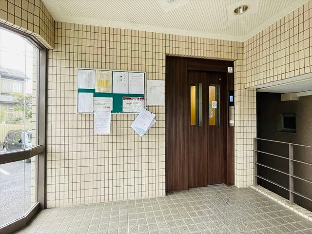 6階建てマンションのためエレベーターが設置されています。買い物後の荷物を運ぶ際にはとても助かります。