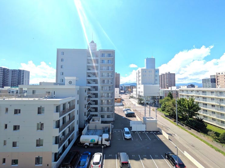 ■眺望■
6階部分で前面に遮るものがなく、開放的な景色が広がります。遠くの美しい山々を日常の中で見渡せるロケーション。心地よい風を感じながら、四季折々の自然の移ろいを楽しめる心地よい住環境です。