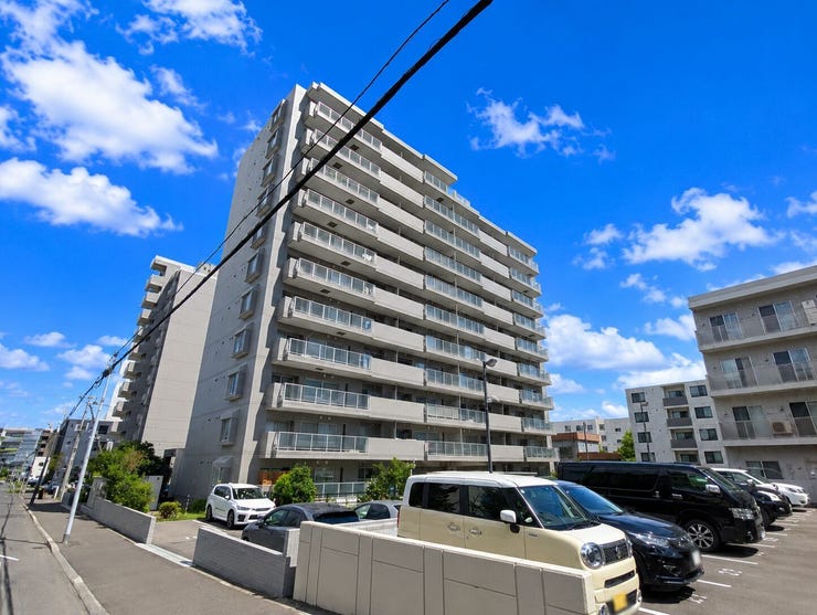 【外観】
地下鉄東豊線「月寒中央」駅徒歩6分、南西向きで陽当たり良好な3LDK。71㎡超のゆとりある間取りに加え、トランクルーム無償◎新規リノベーションで快適な新生活を始められます!お気軽にお問い合わせ下さい♪