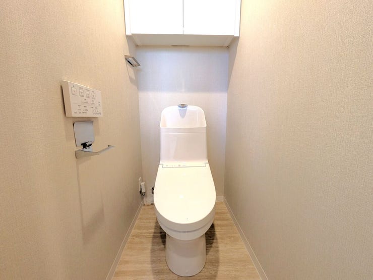 ■温水洗浄便座付きトイレ■
毎日快適に使える温水洗浄便座付きのトイレです。上部にはトイレットペーパーなどをスッキリ隠せる吊戸棚を完備。さらに芳香剤や小物を置ける便利な棚も備わっております☆