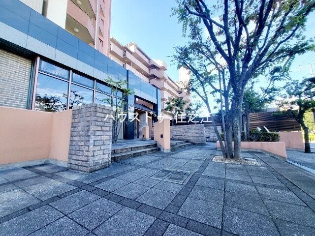 ★お洒落な印象のエントランス。大人の雰囲気を感じますね♪