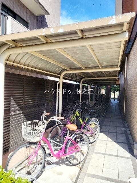 ★屋根付きの駐輪場ですので雨の日も安心。サドルが濡れる事も無いですね!