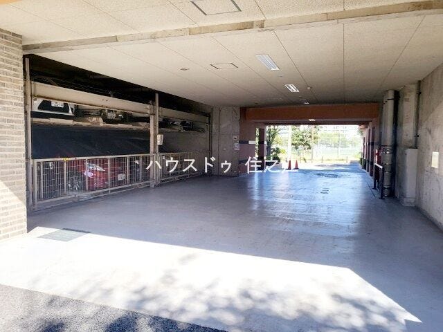 ★屋根付きの駐車場。雨の日の乗り降りや車が汚れないのが嬉しいですね♪