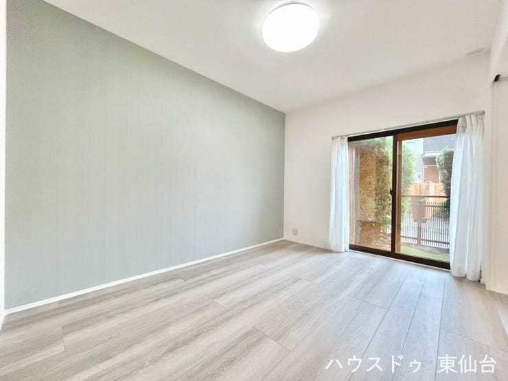 家具の配置がしやすいきれいな形の洋室です♪
