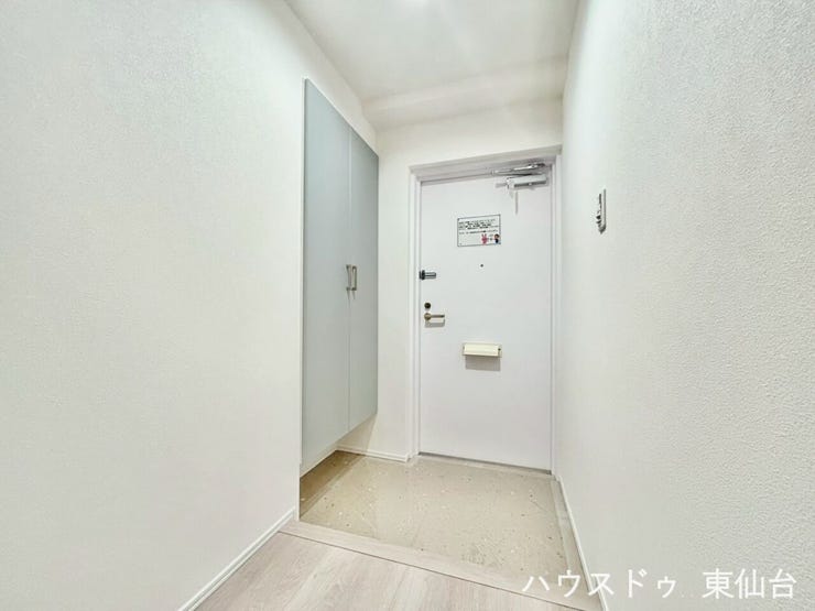 明るい色使いで圧迫感のない玄関です♪