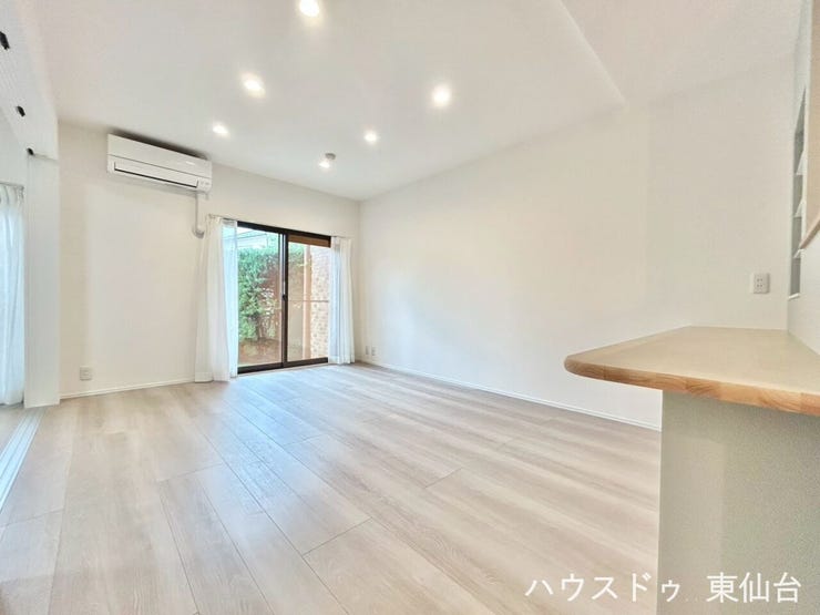 採光を確保しながらも余白がある、落ち着いた雰囲気のリビングです♪